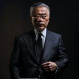 暴走黑料主编黎明轩，深色西装专业形象，资深媒体人气质，7年娱乐圈报道经验
